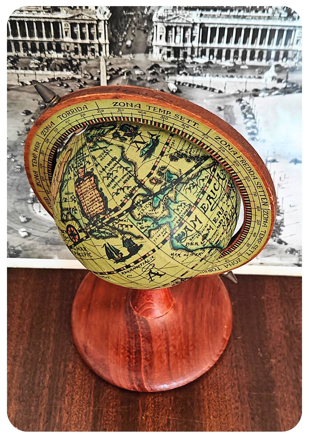 Globe terrestre en bois vintage
