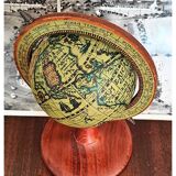 Globe terrestre en bois vintage