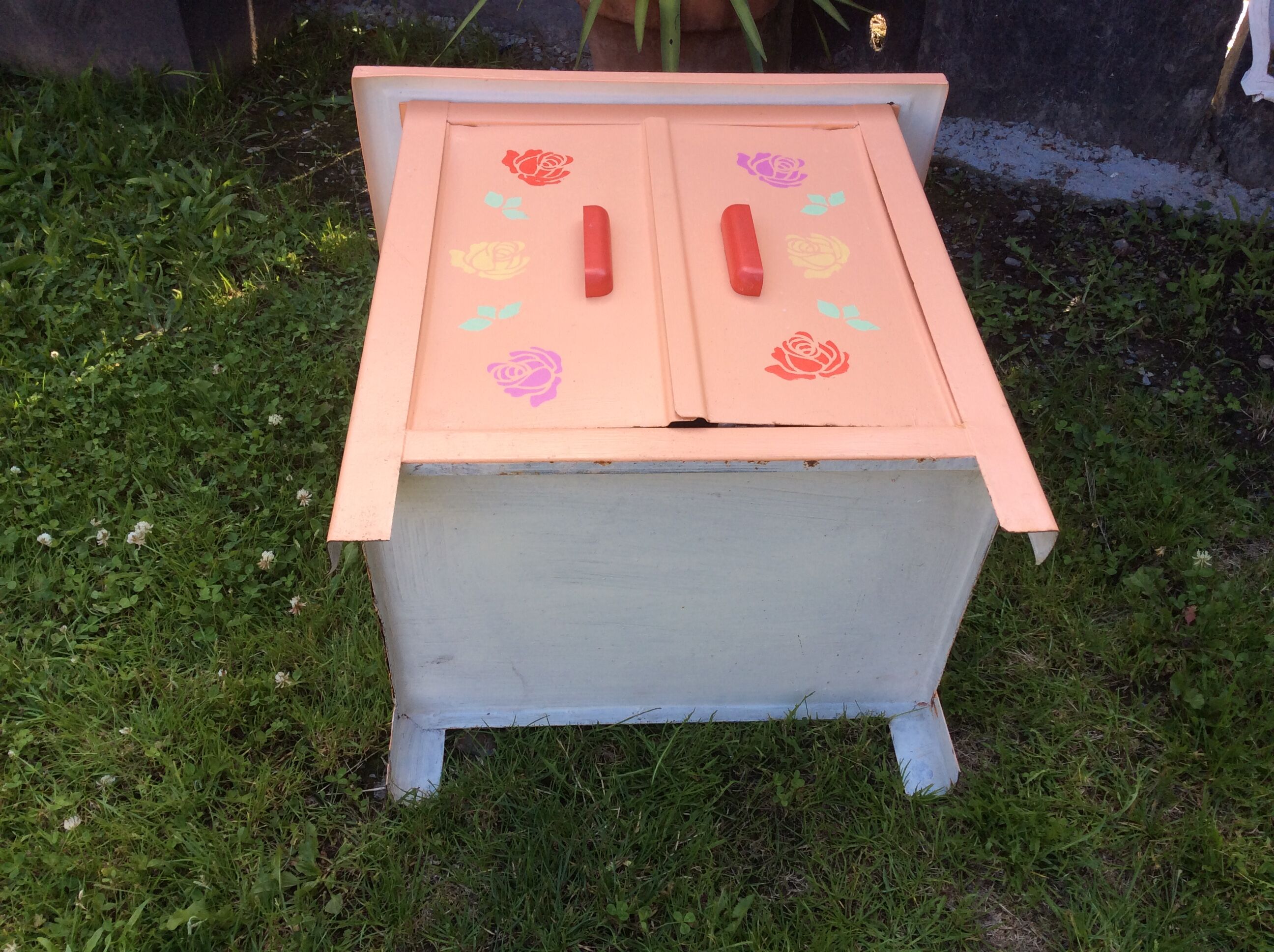 Small vintage buffet with 2 doors in painted sheet metal.