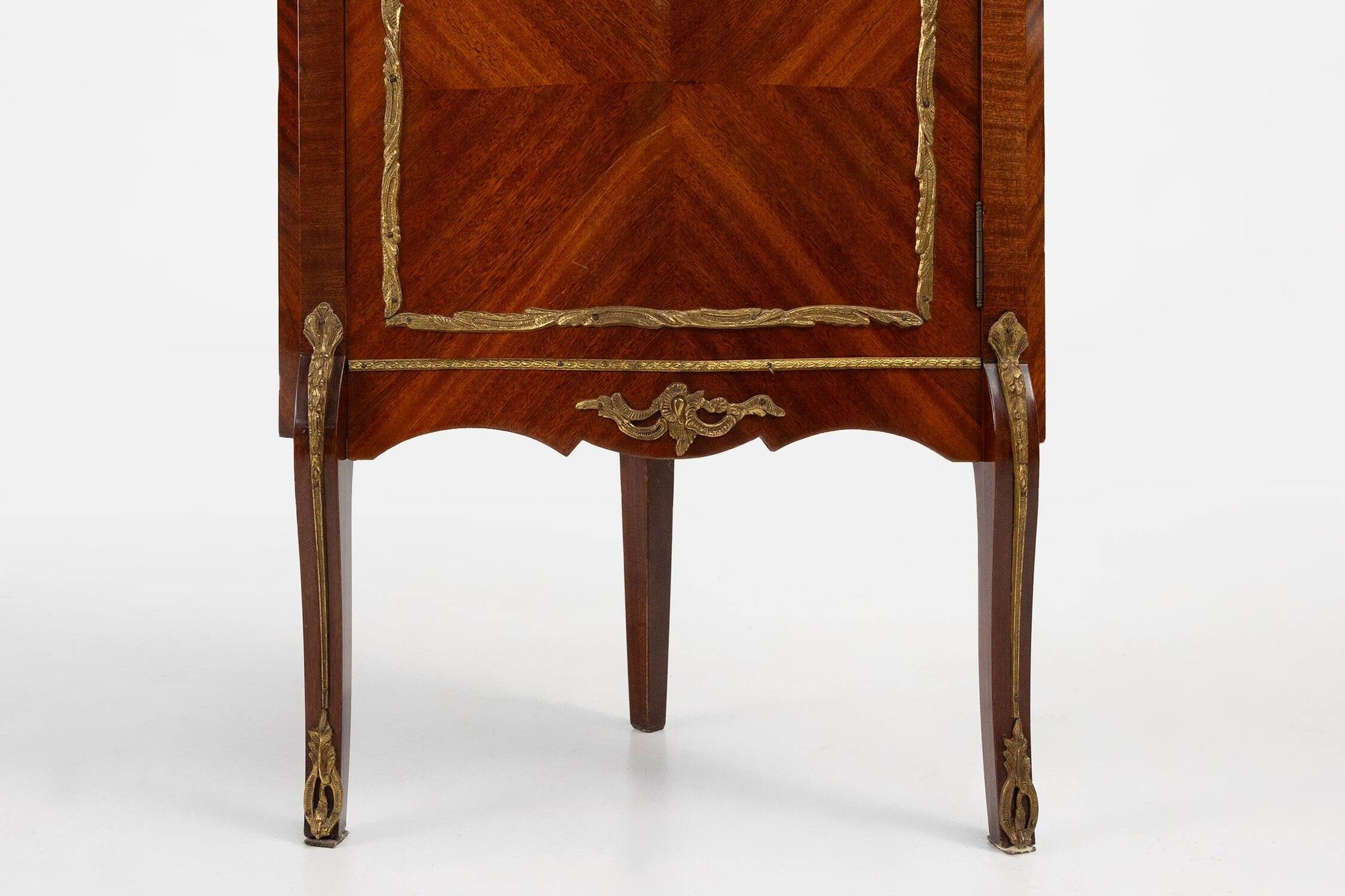 Cabinet d'angle de style Louis XV en verre cintré, 1950
