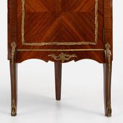 Cabinet d'angle de style Louis XV en verre cintré, 1950