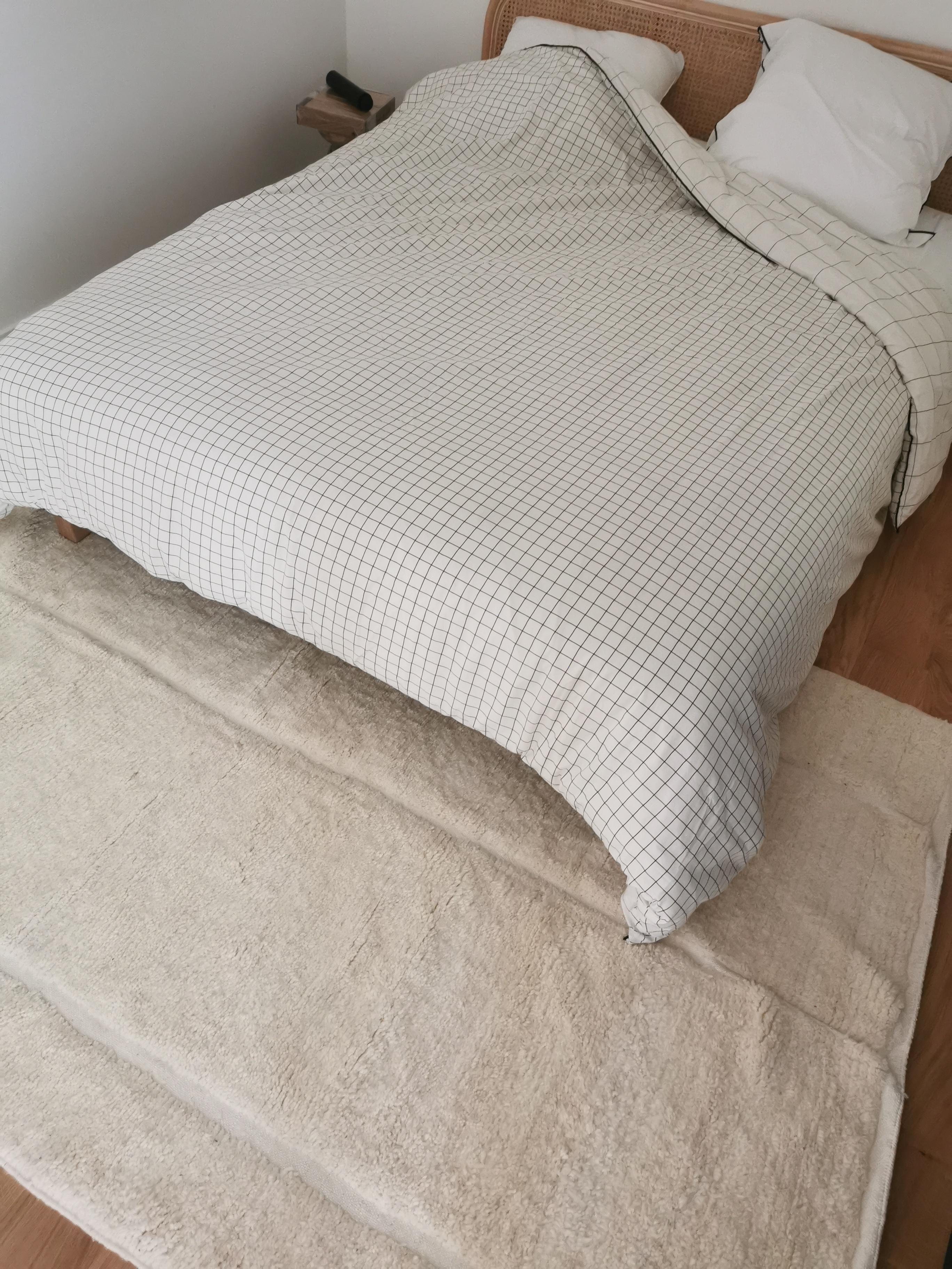 Berber carpet Béni Ouarain plain white with inlaid line patterns