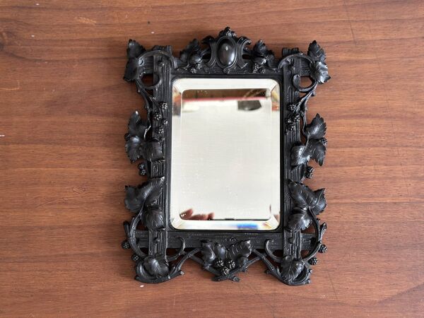 Petit miroir Napoléon III en gutta percha à décor de vigne, XIXe siècle
