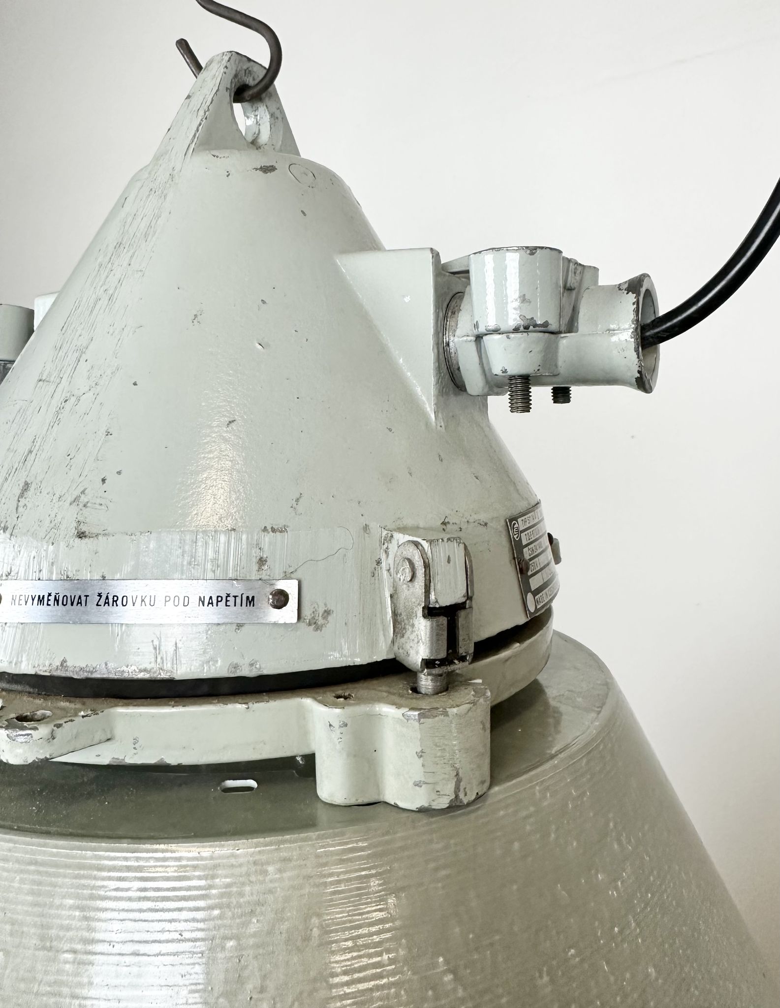 Lampe antidéflagrante industrielle avec abat-jour en aluminium d’Elektrosvit, années 1970
