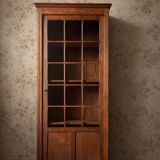 Small Parisian glass-fronted cabinet in oak from the late 19th century – a timeless ally for small spaces.