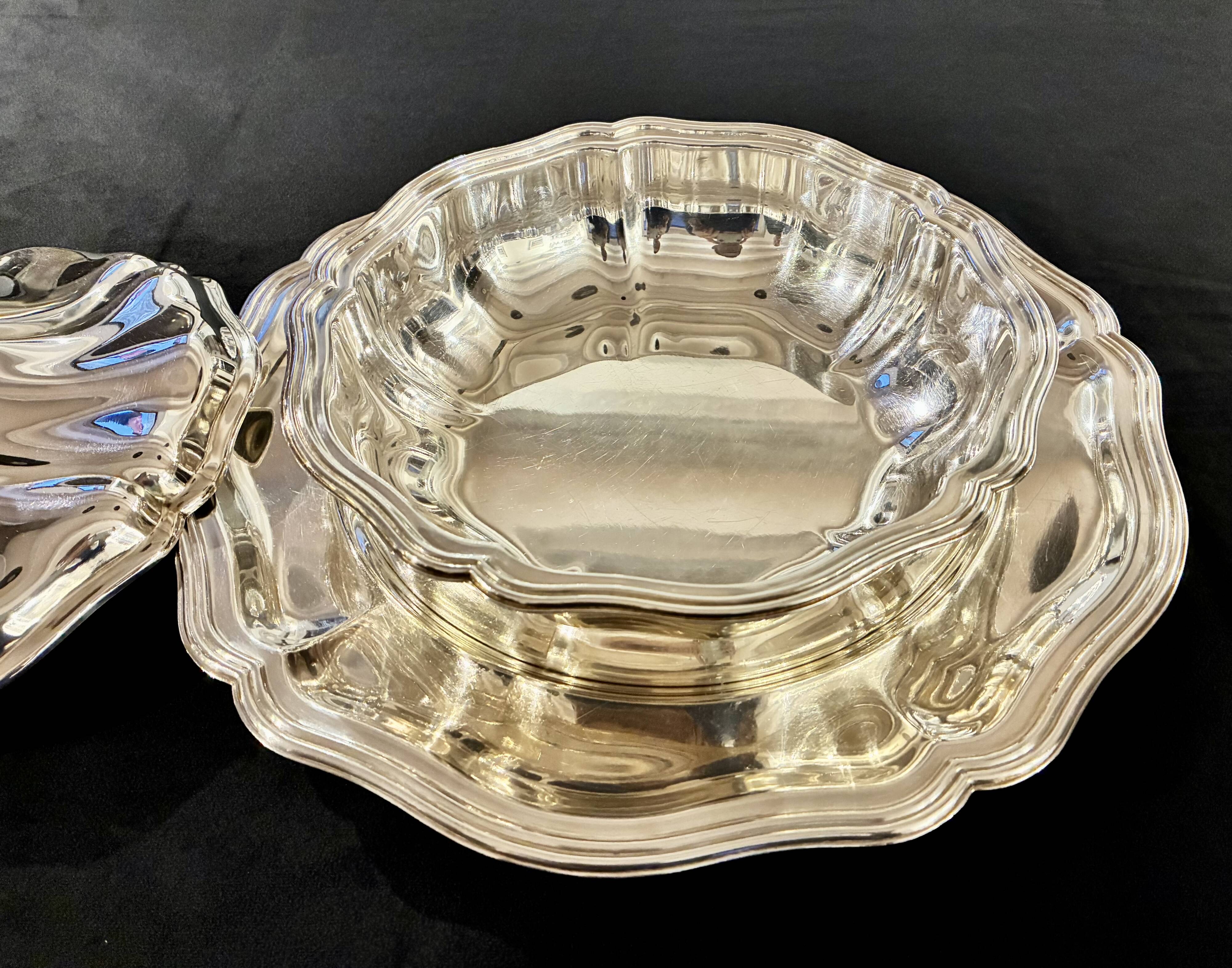 Christofle Gallia vegetable dish and its silver-plated serving platter.