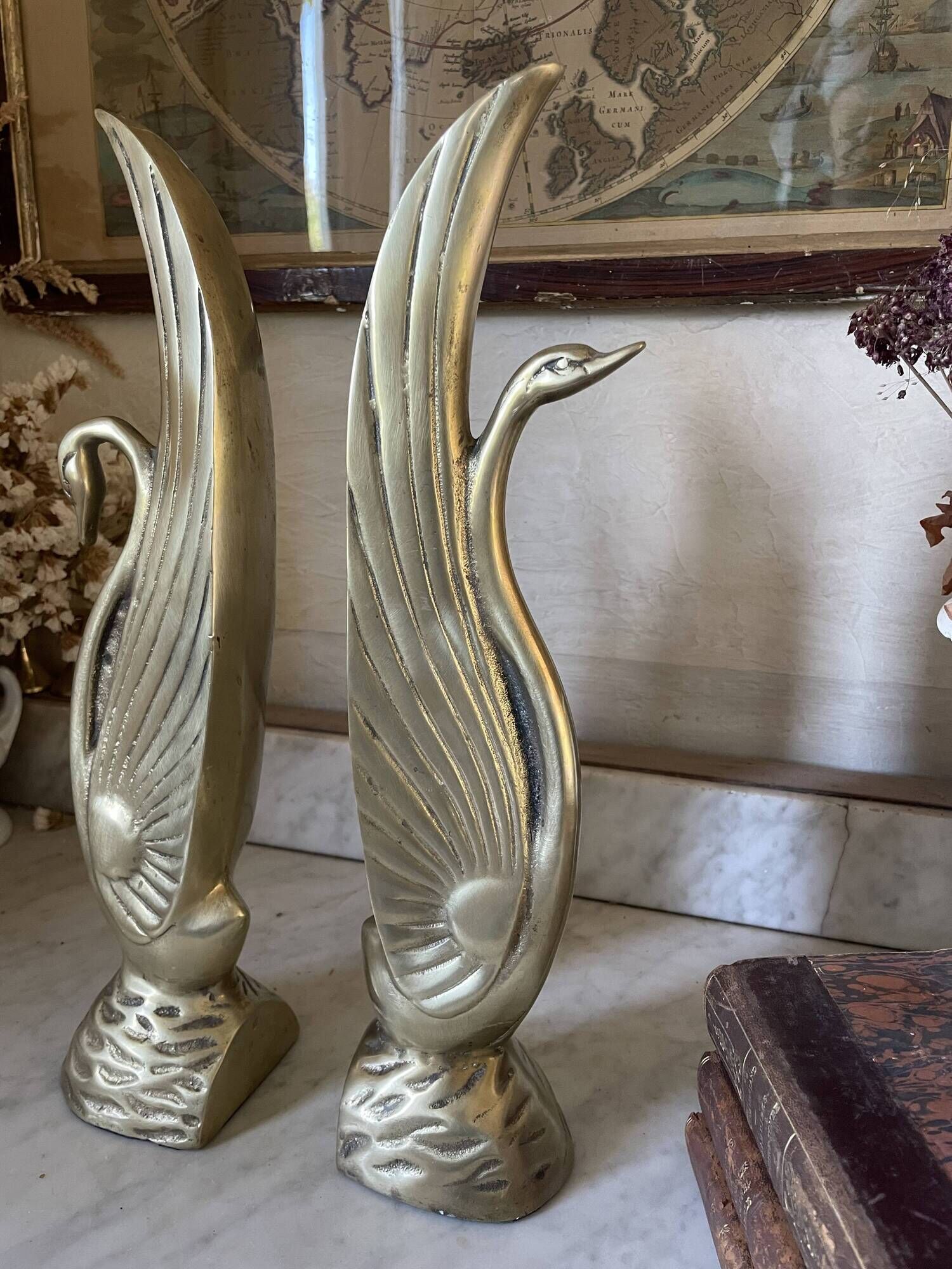 Pair of brass bookends, sculptural swans in Art Nouveau style.