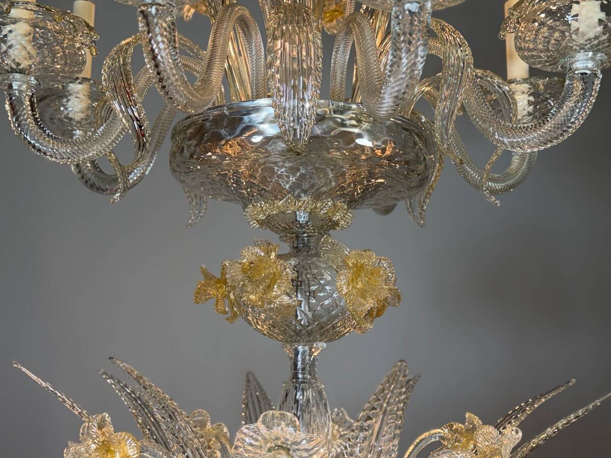 Venetian chandelier in gilded Murano glass, 24 light sources, three tiers, circa 1940.