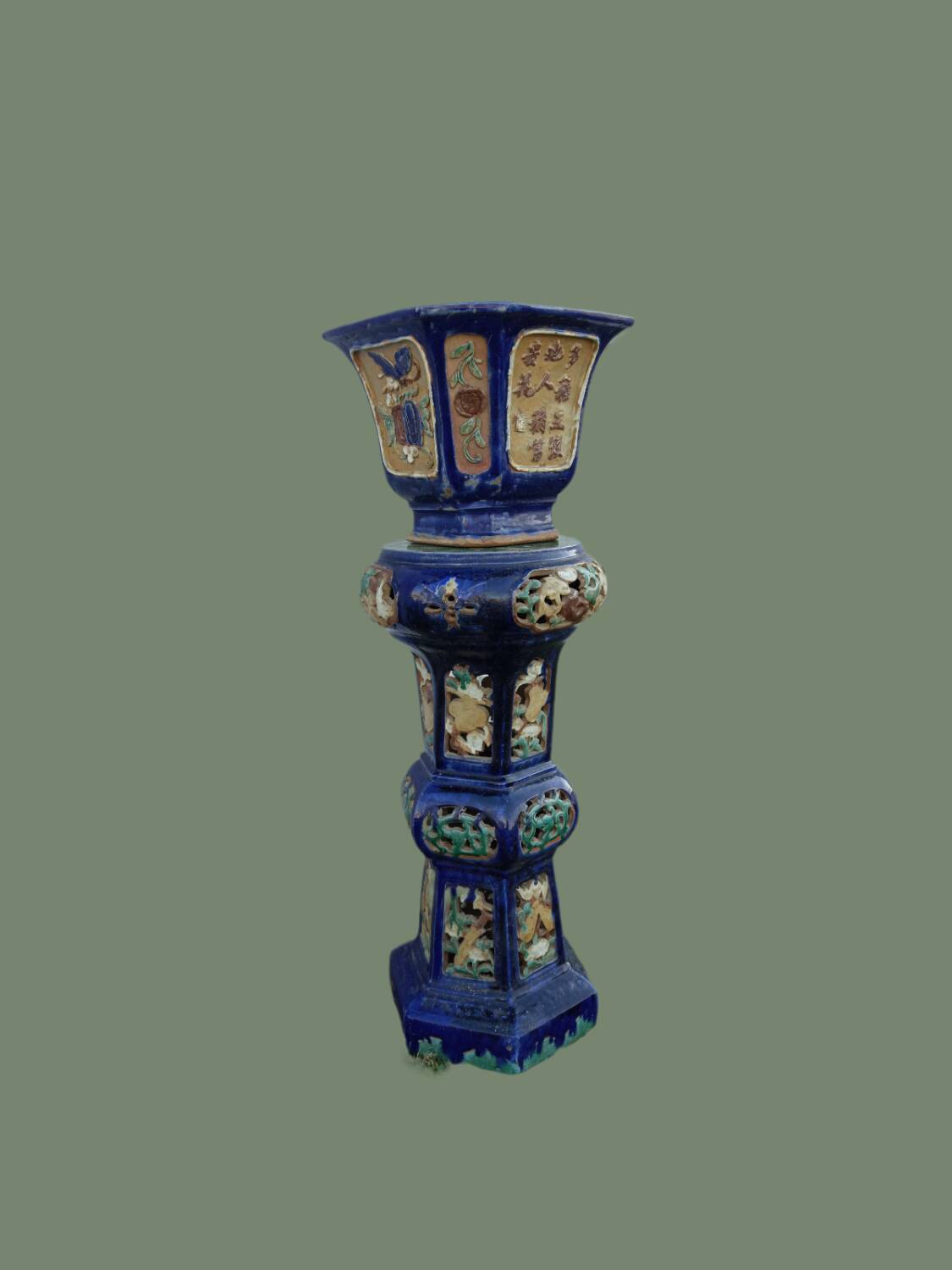 Vase chinois monumental sur piédestal en terre cuite émaillée