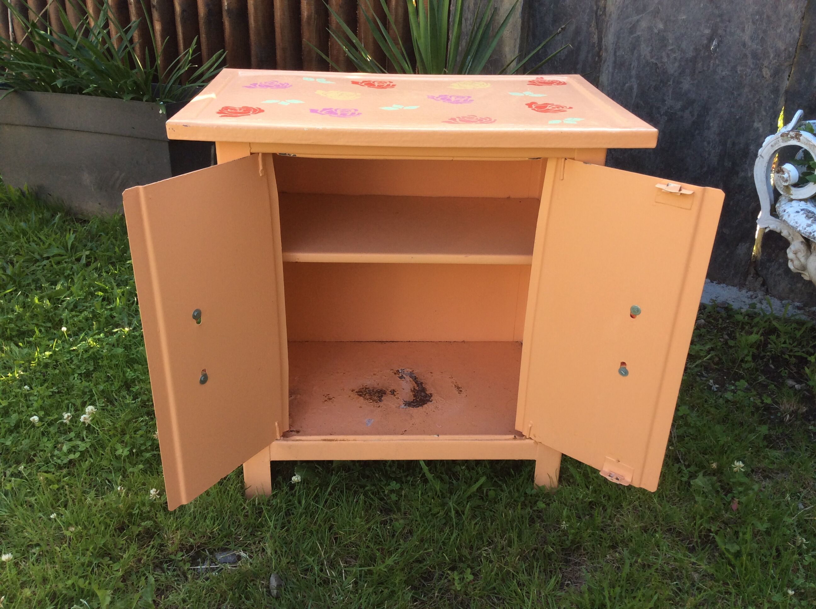 Small vintage buffet with 2 doors in painted sheet metal.