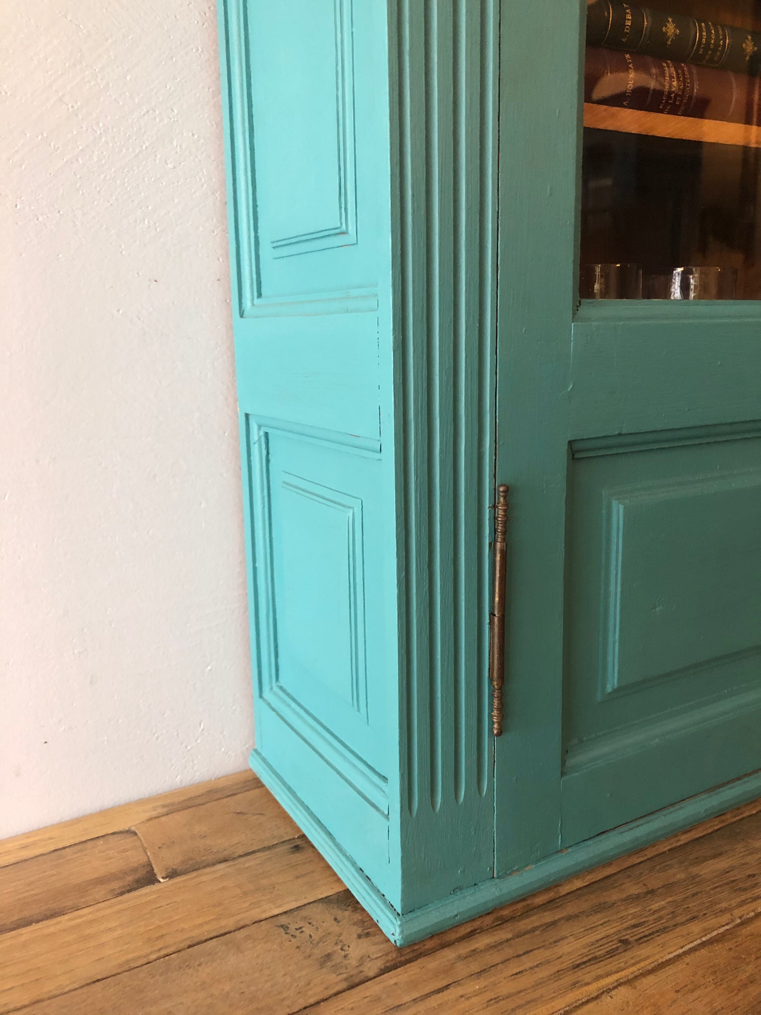 Showcase to be placed or hung