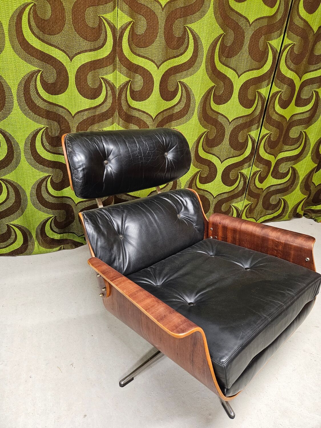 Fauteuil lounge cuir noir 1970 vintage