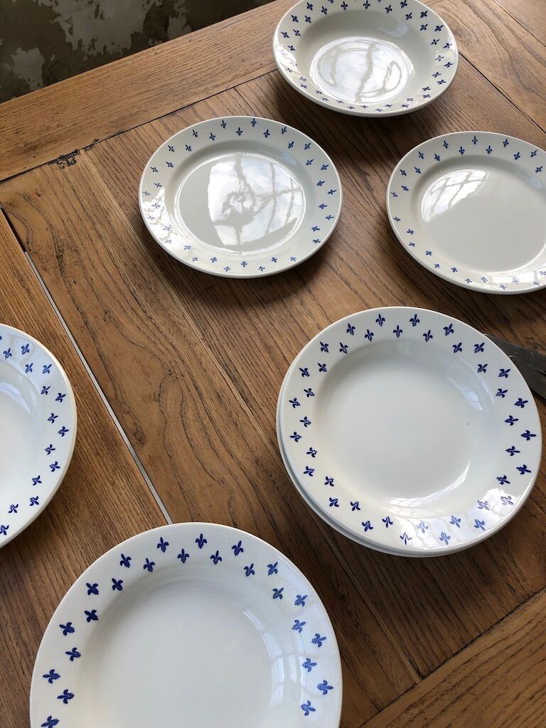 7 "lily" dessert plates