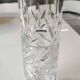 Vase soliflore tubulaire. En cristal taillé. A décor de motifs feuillus dépolis. Stylé Boho-Chic. Haut 20 cm