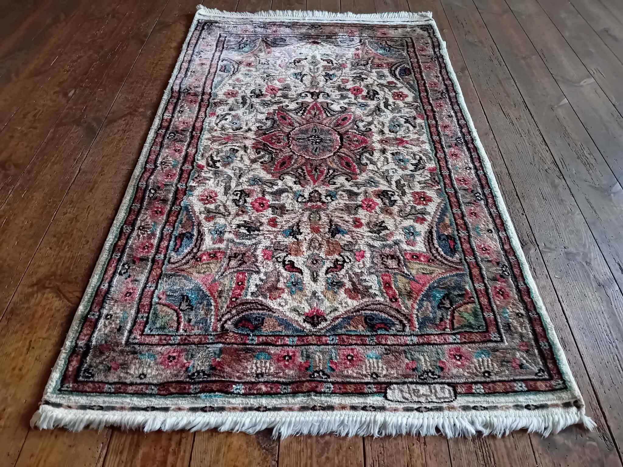 Handmade Pakistani wool and silk rug 124x77cm
