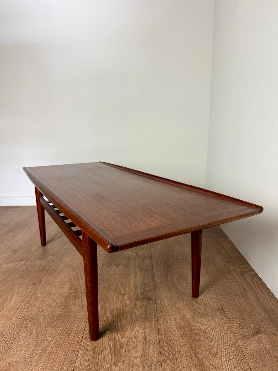 Table basse scandinave attribuée à Grete Jalk – Années 60