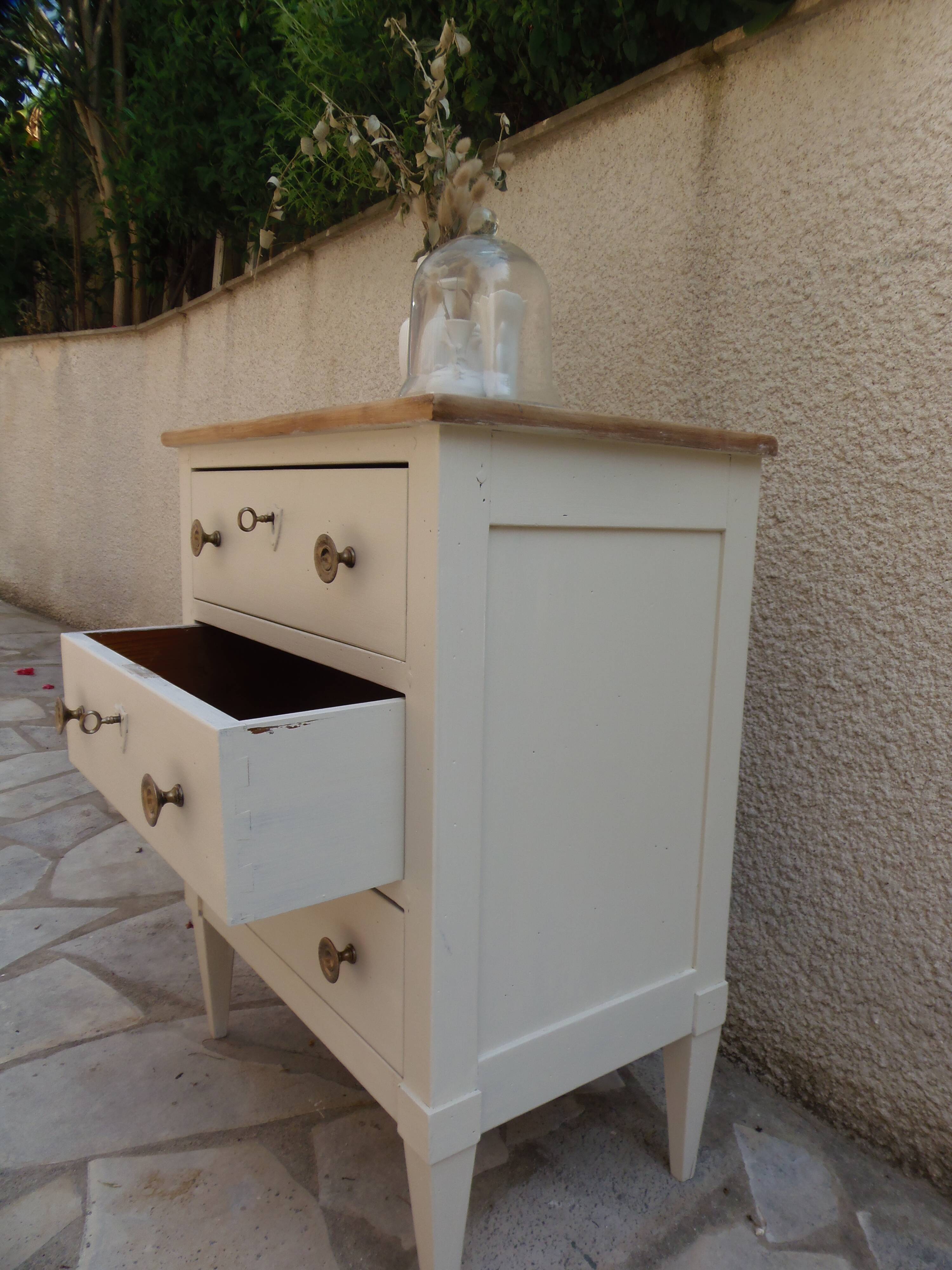 Petite commode classique sublimée en beige, plateau bois.