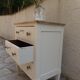 Petite commode classique sublimée en beige, plateau bois.