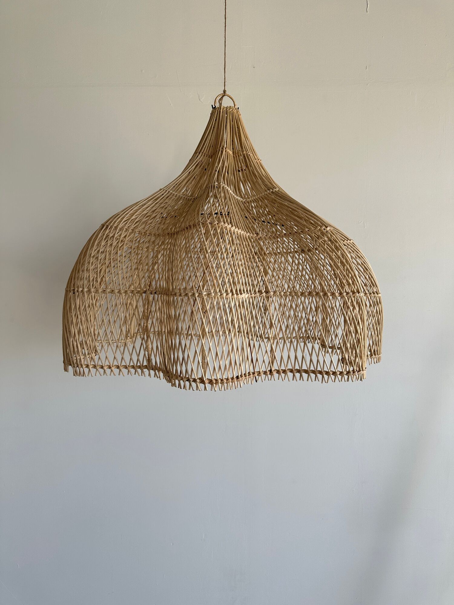 Rattan pendant lamp in the shape of a flower