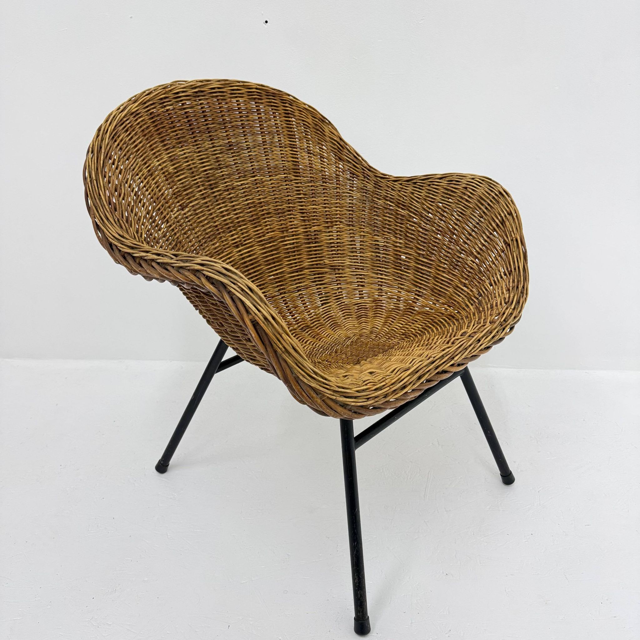 Chaise en osier de style mid-century, années 1950.