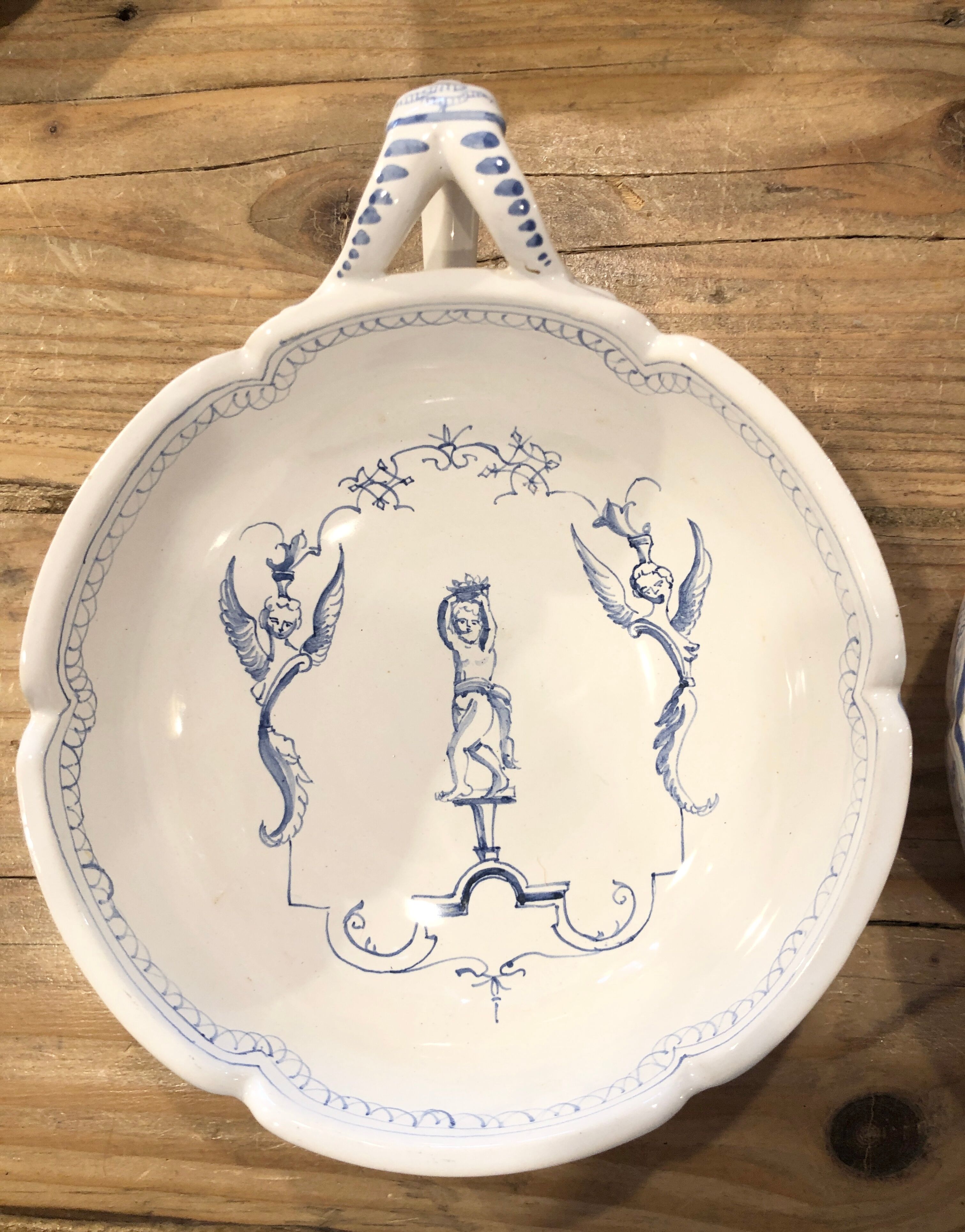 Moustiers decor plates à la berain