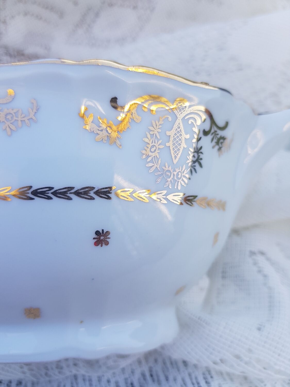 Porcelaine du berry gravy boat