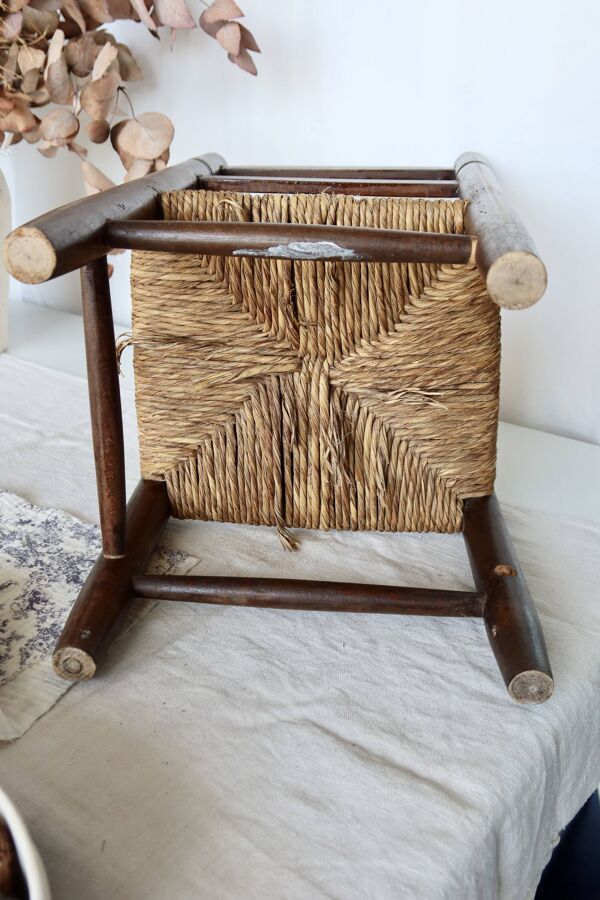Chaise enfant vintage en bois foncé et assise en paille tressée