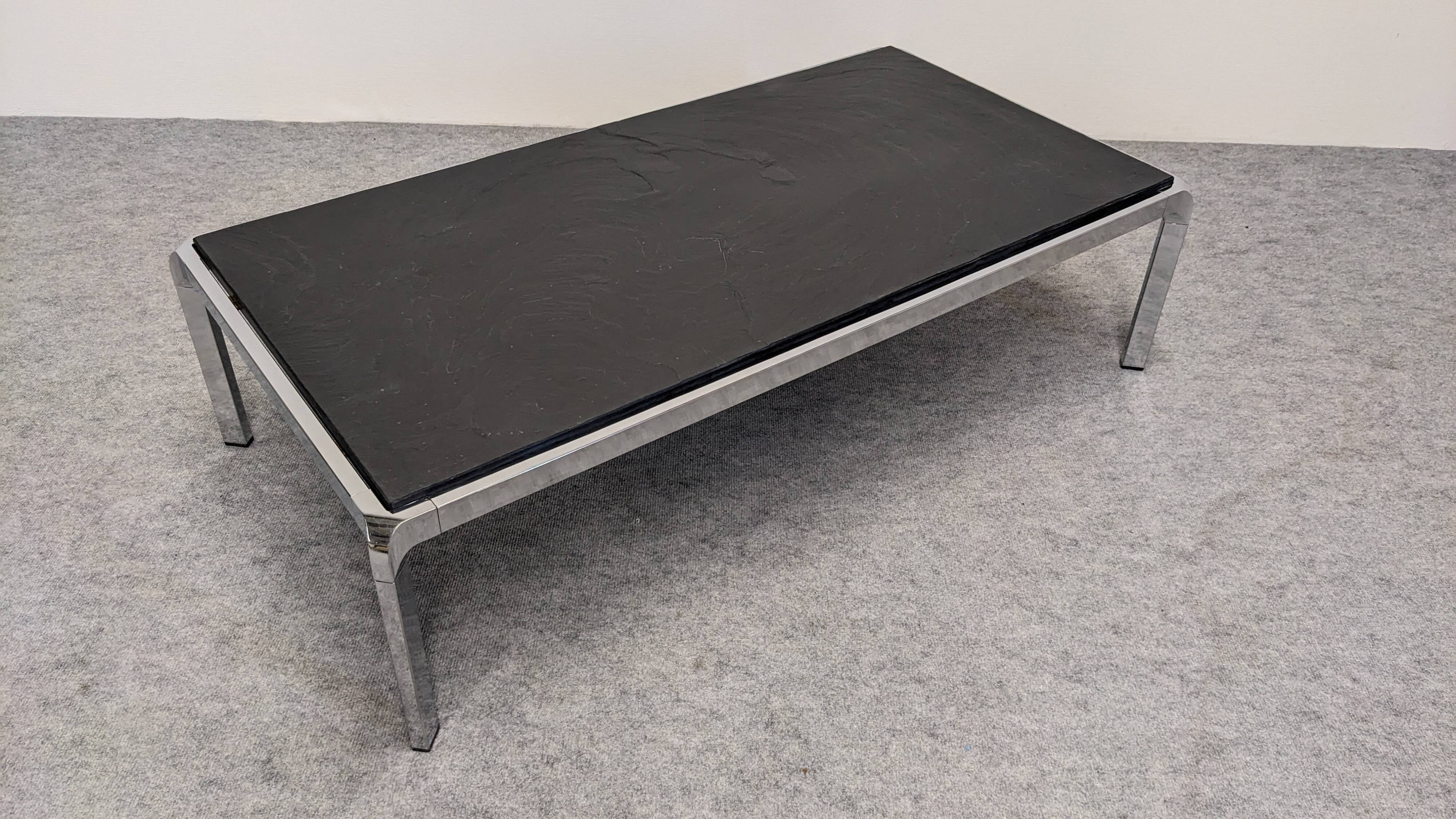 Table basse moderniste en ardoise et métal chromé, Italie vers 1970