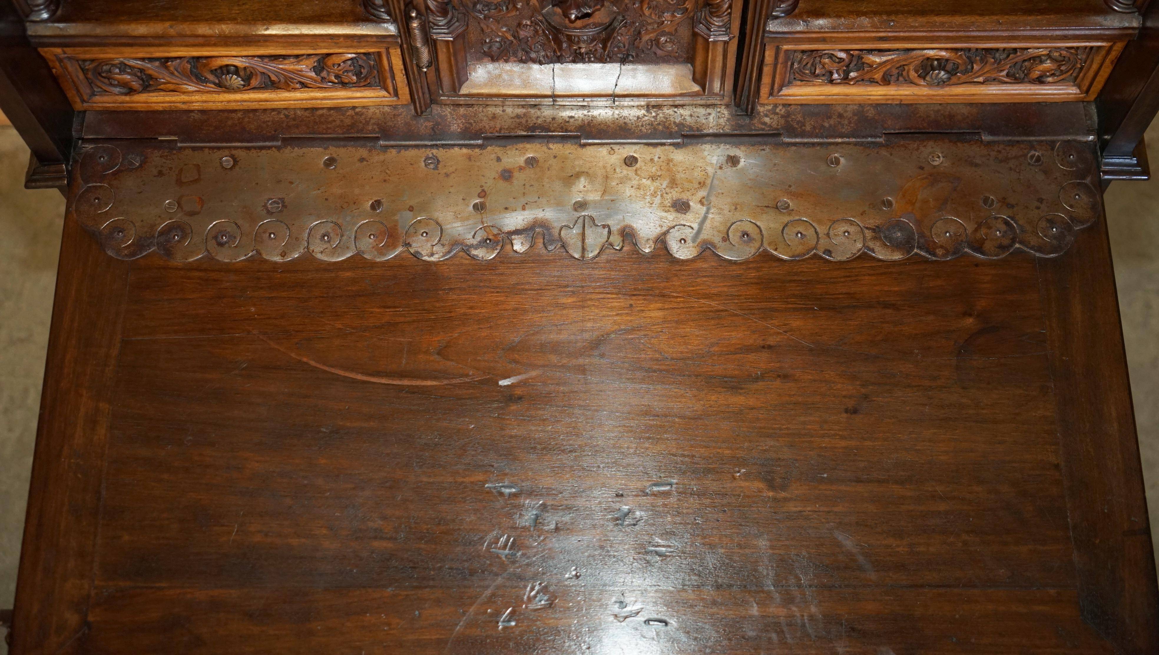 Cabinet espagnol sculpté 18ème siècle avec rangement caché