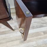 Paire de tables de chevet en acajou avec poignées en verre et laiton