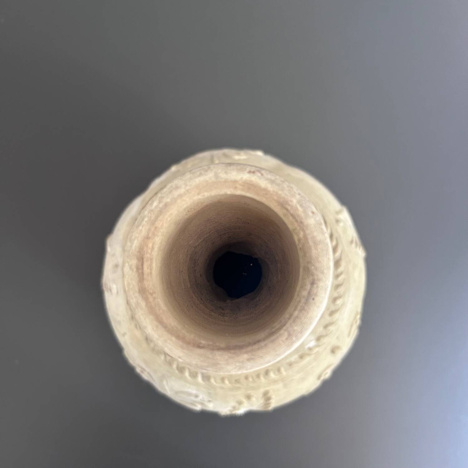 Raw vase with acanthus decoration