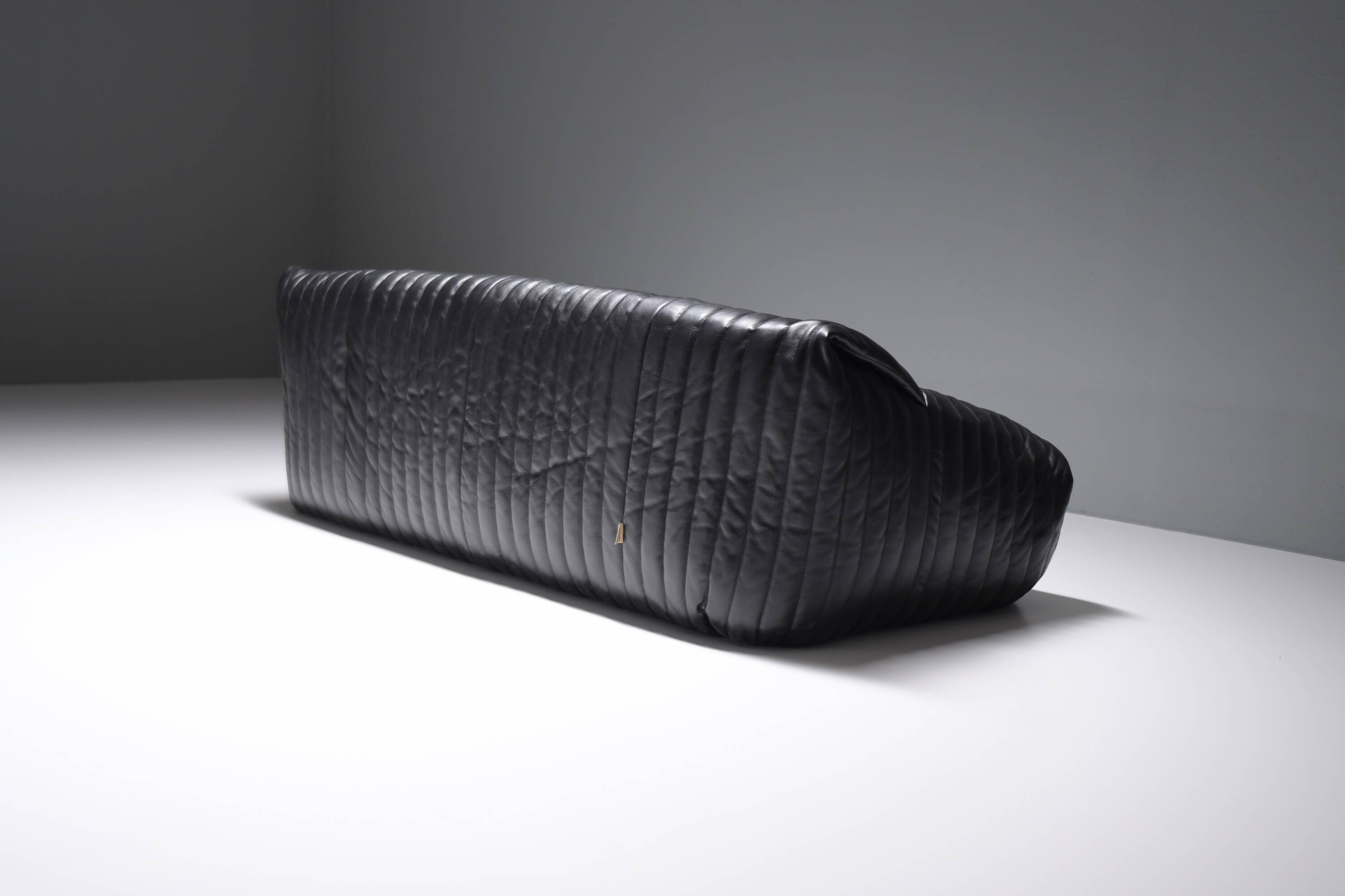 Stunning Sandra sofa in new black leather by Annie Hieronimus for Cinna France