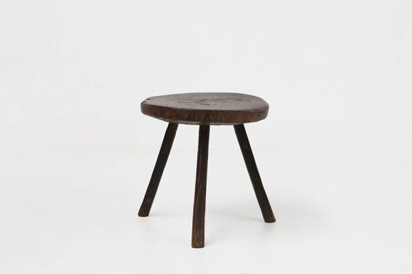 Tabouret tripode rustique et sculptural en chêne, France vers 1850