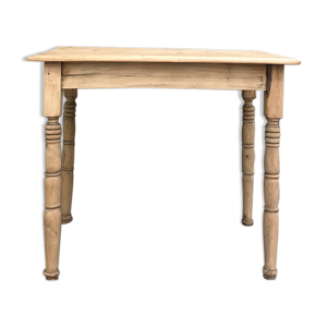 Table aux pieds tournés