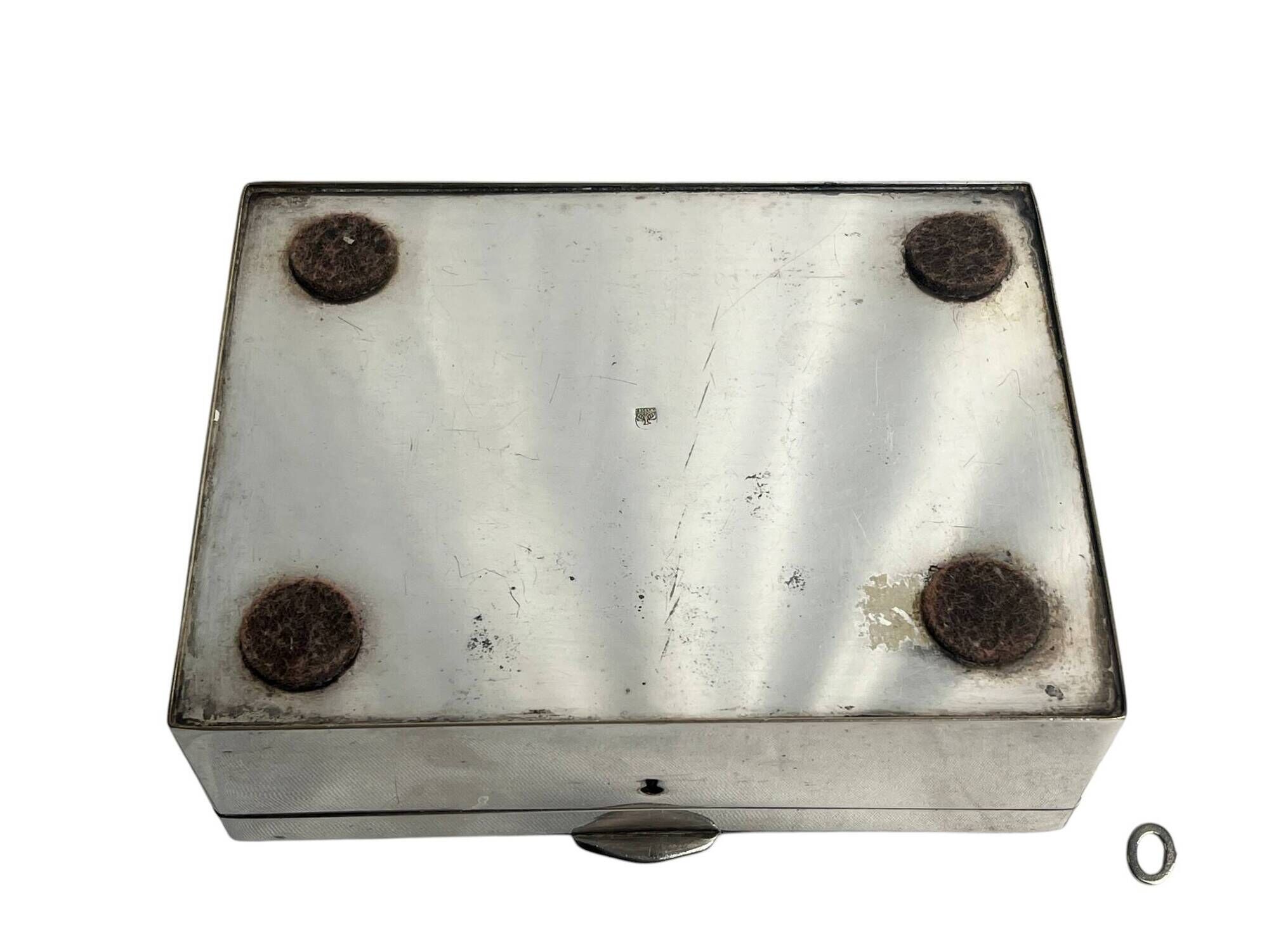 Silver-plated metal jewellery box with shell decoration, Kayser, 20th century.
