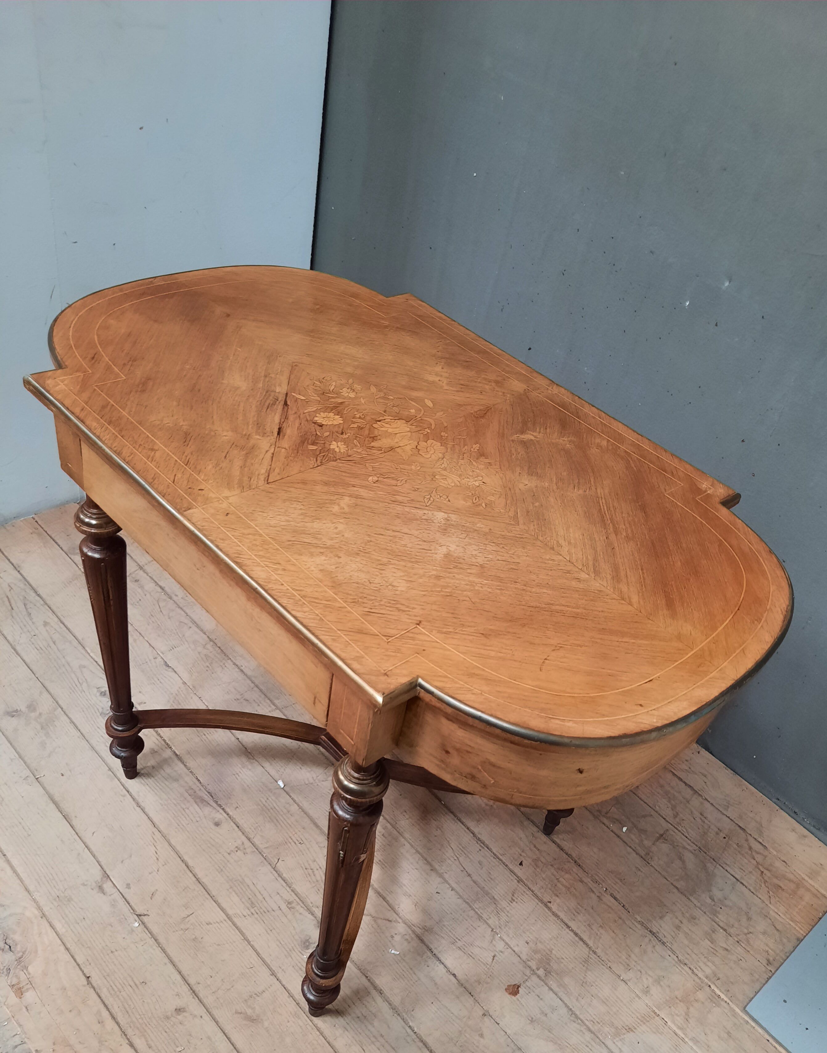 Table of the 19th place marquettety of flowers