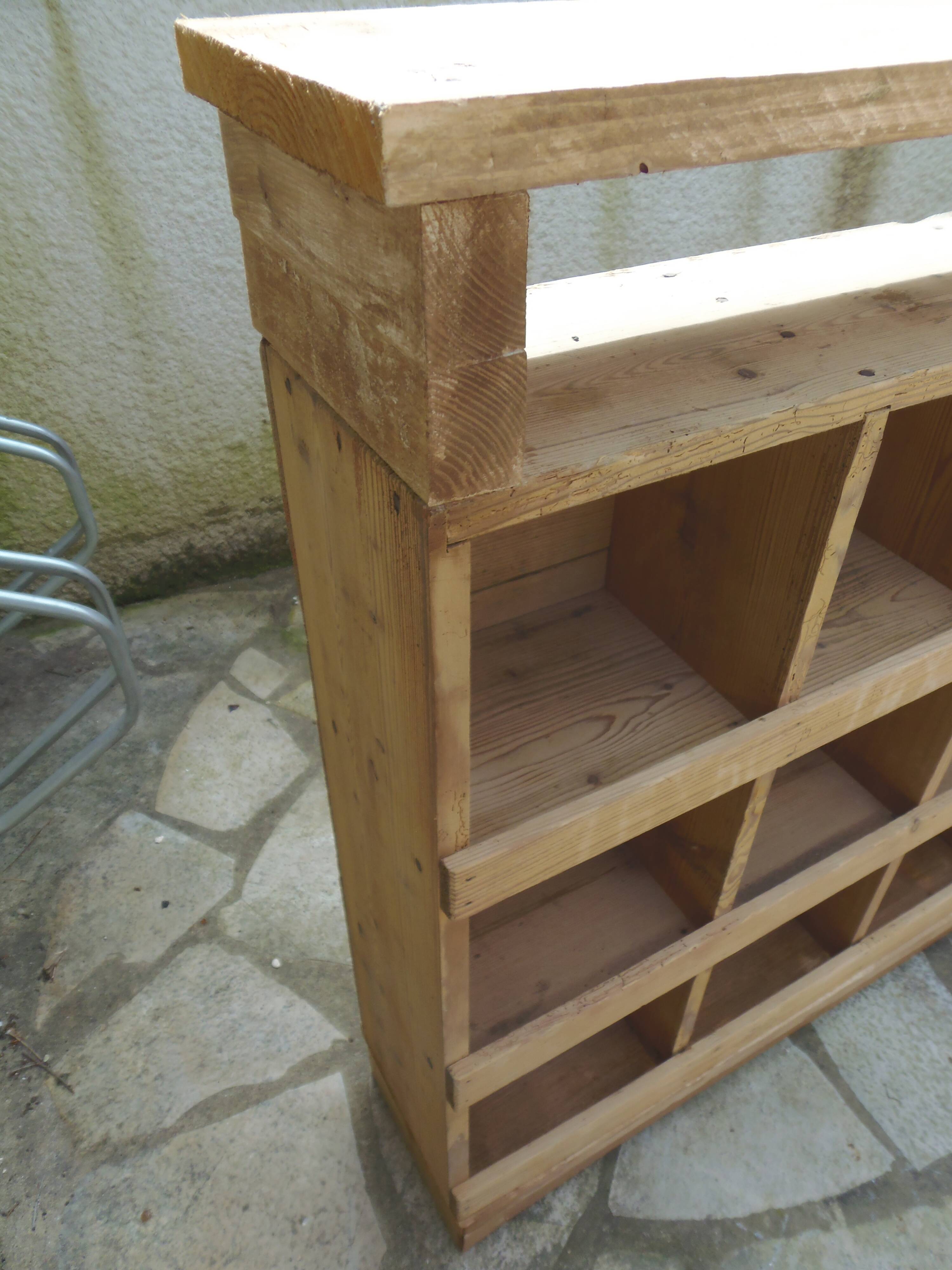 Vintage pitch pine furniture, 30 lockers, 1 niche.