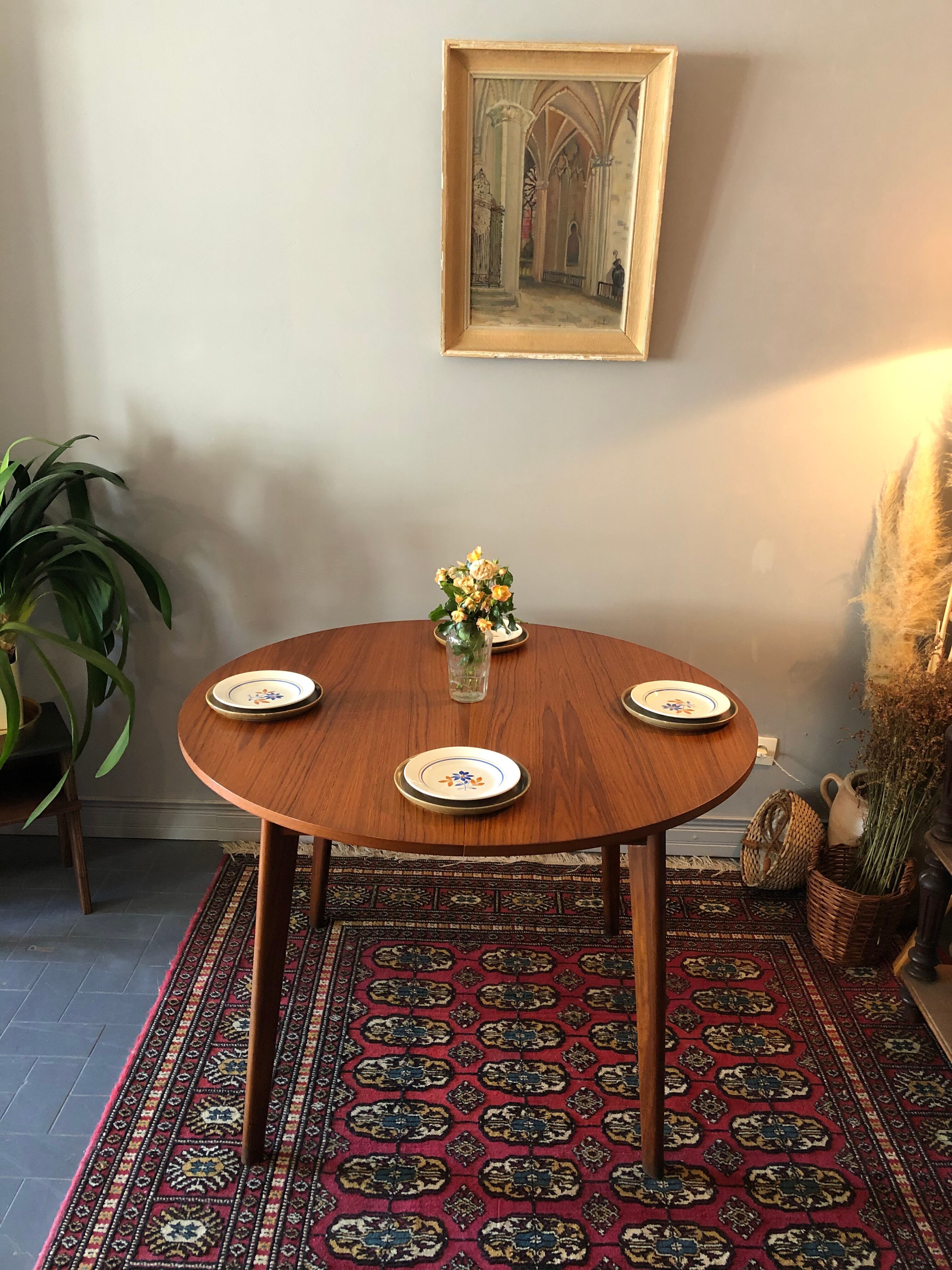 Extendable vintage roundtable