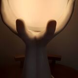 Lampe année 70 deux mains enlace un globe en opaline