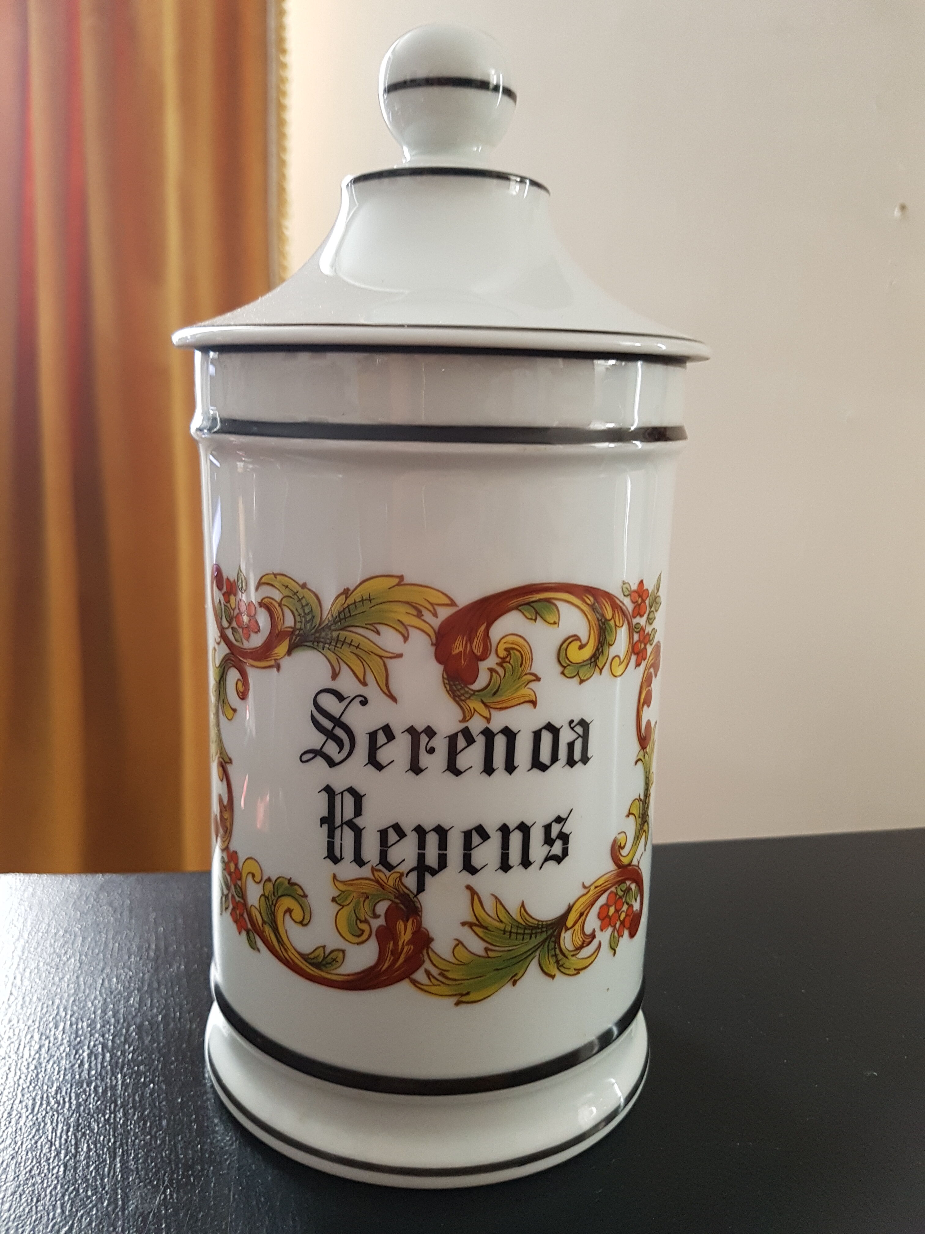 Former porcelain pharmacy pot of Limoges