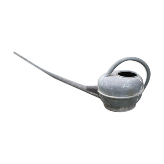 Long-billed zinc watering can