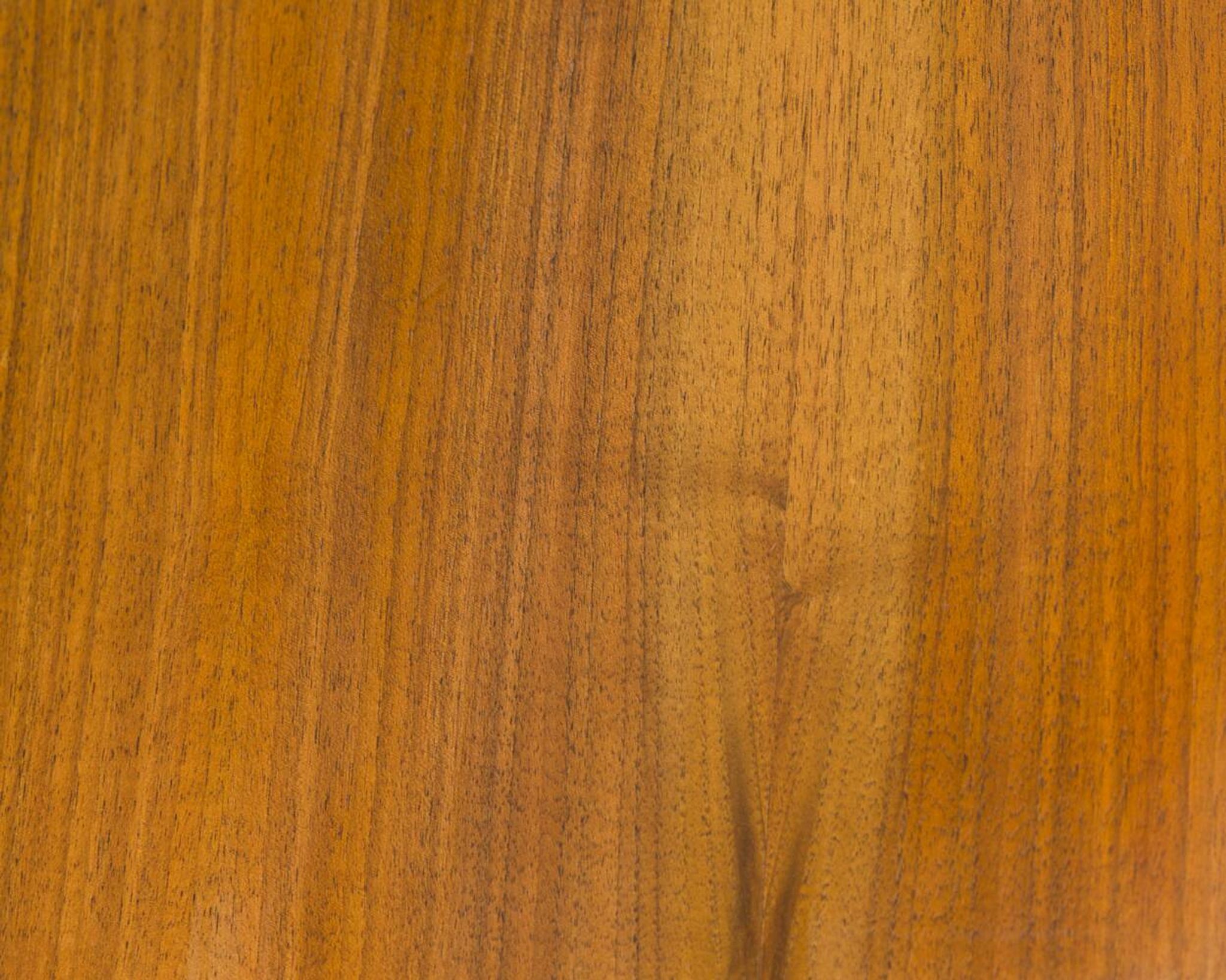 Enfilade/commode des années 1950 en noyer. Excellent état d'origine.