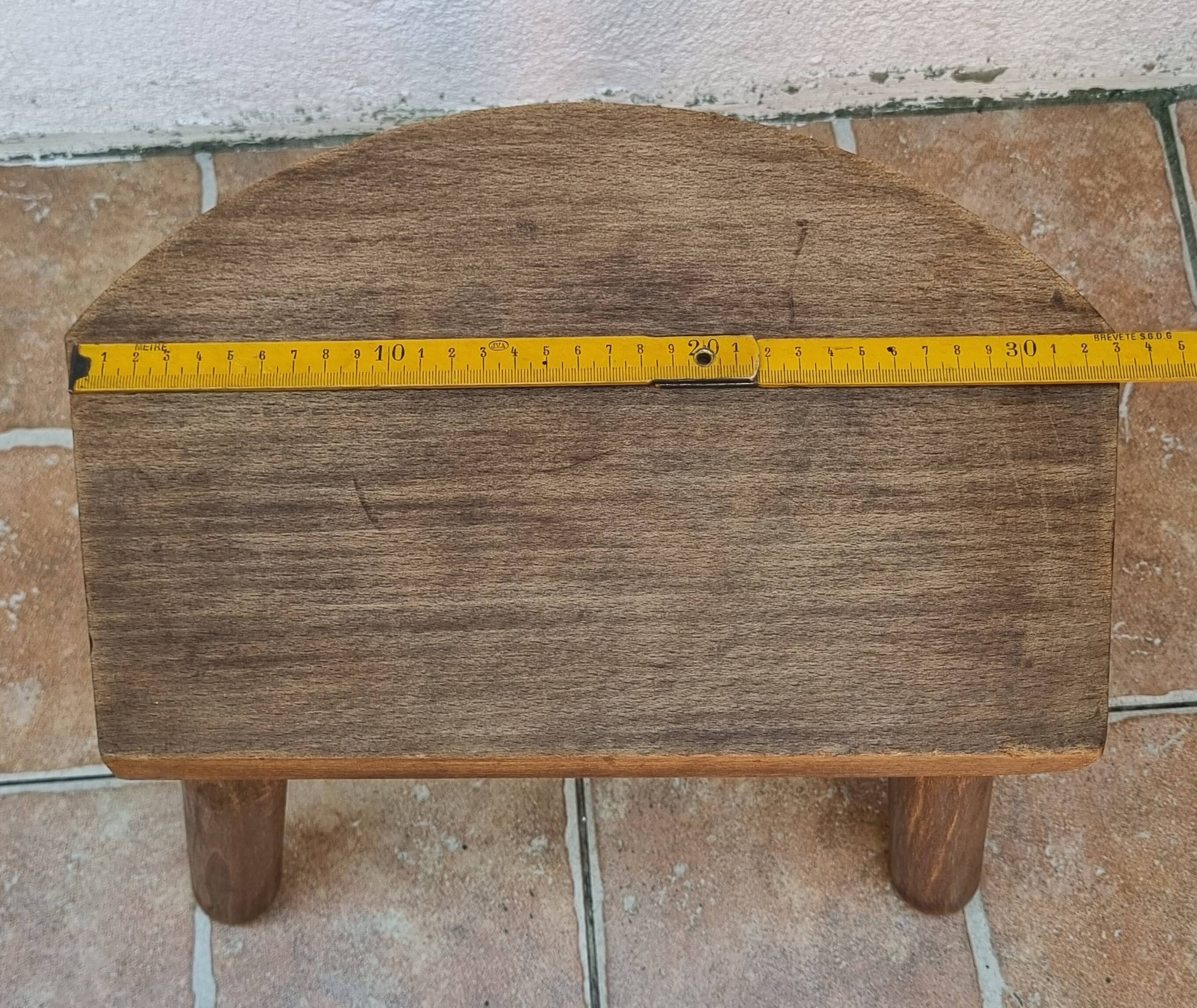 Tabouret bas tripode en bois massif, design organique brutaliste, années 70