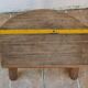 Tabouret bas tripode en bois massif, design organique brutaliste, années 70