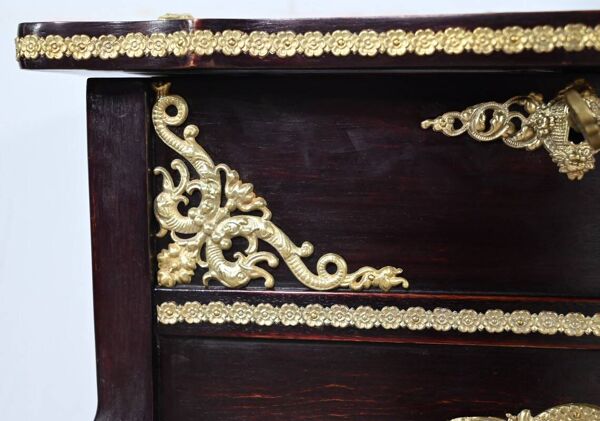 Table Vitrine de Milieu en Acajou Teinté, style Louis XV, époque Napoléon III – Milieu XIXe