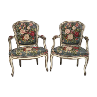 Paire de fauteuils cabriolets de style Louis XV, bois laqué blanc