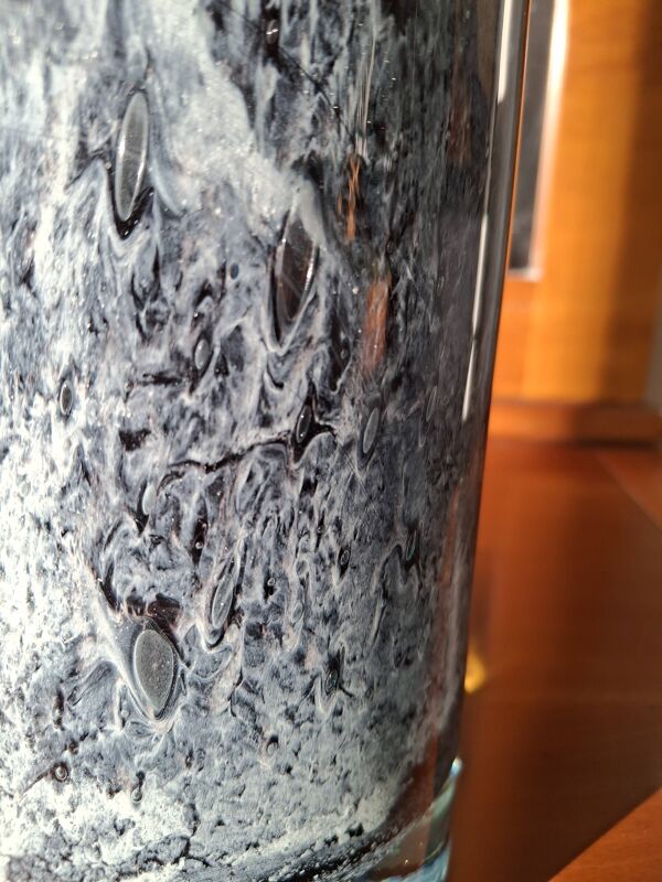 Grand vase rouleau en verre soufflé décor moucheté camaieu gris / violine