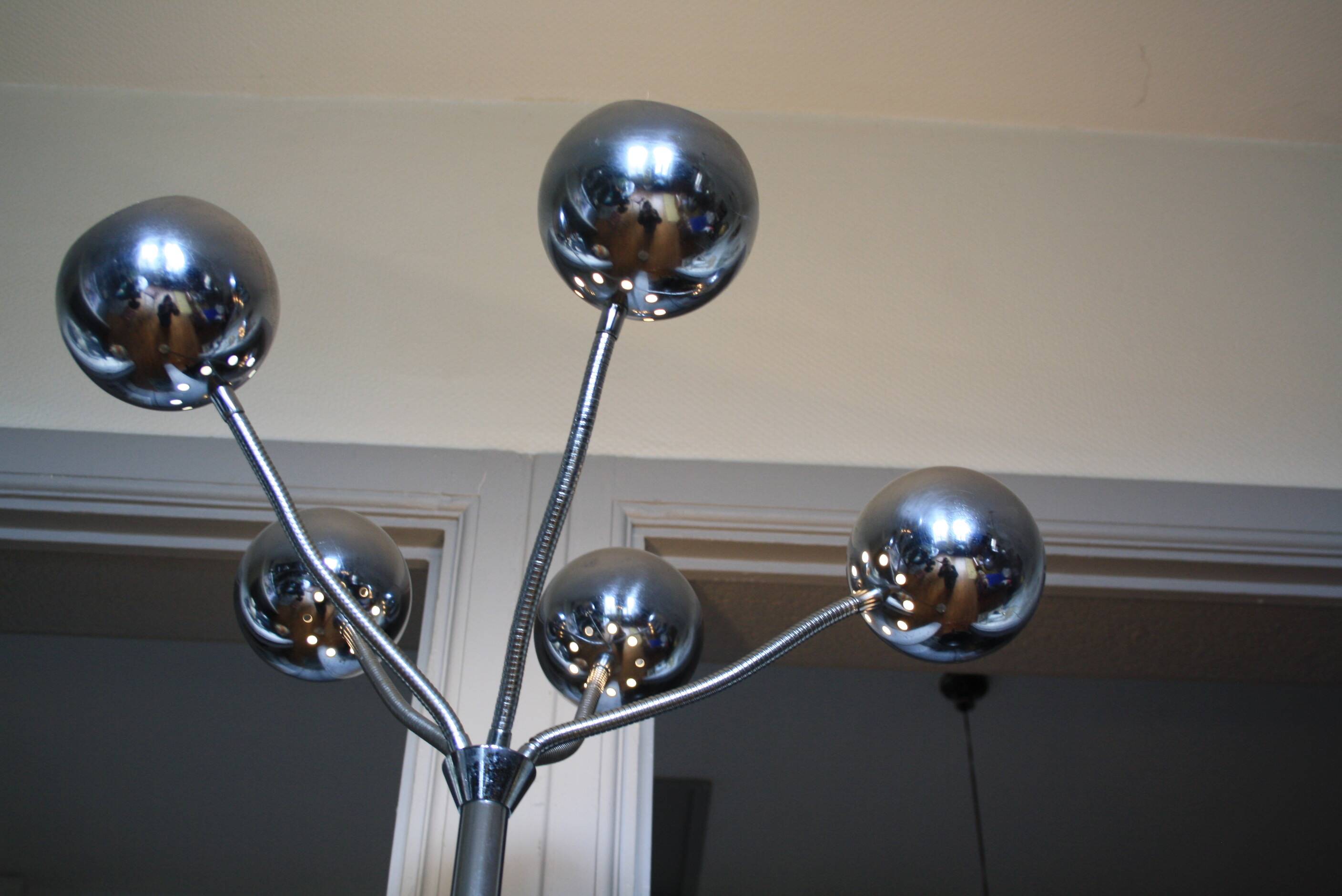 Flexible chrome eye ball floor lamp