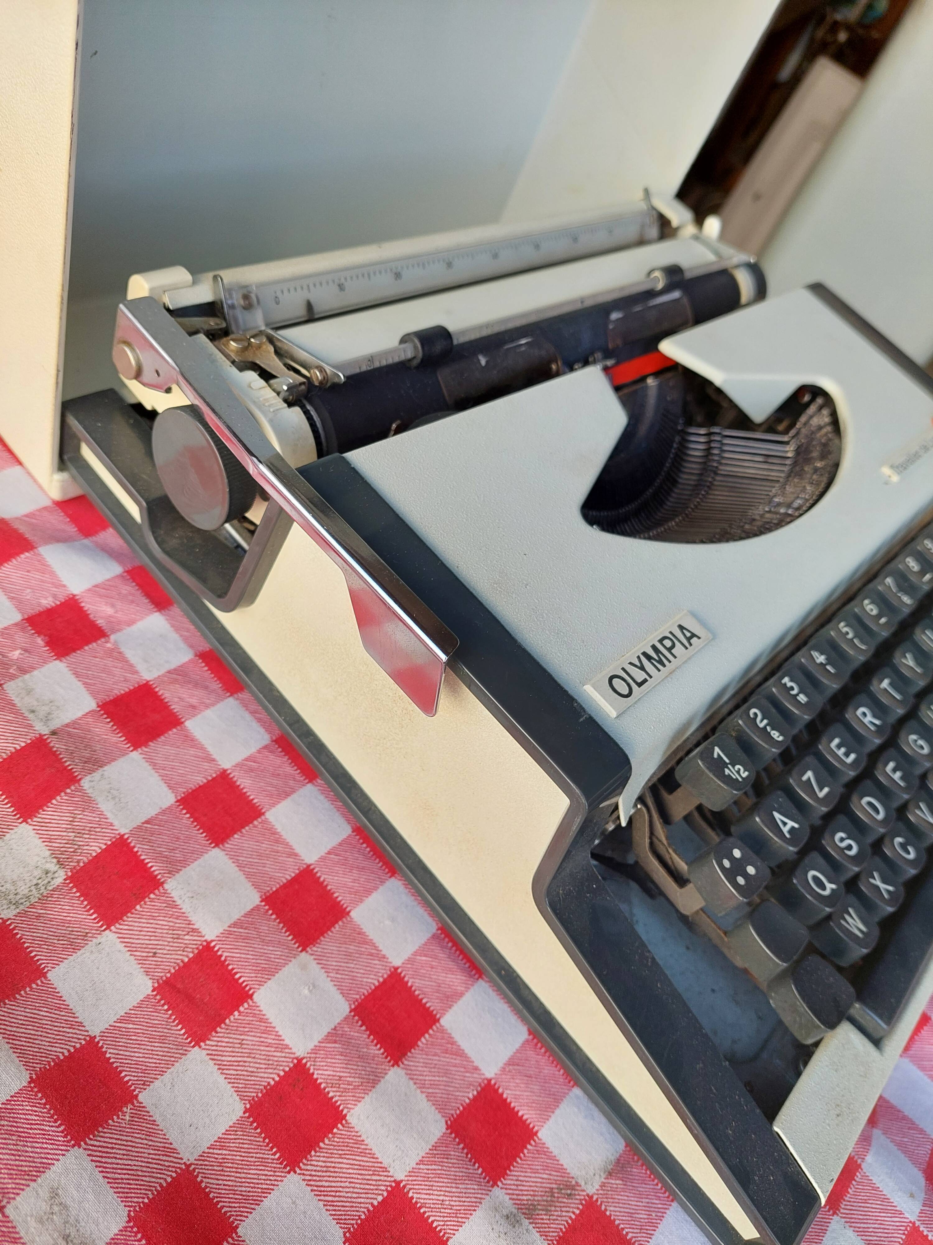 Olympia Traveller Deluxe Typewriter