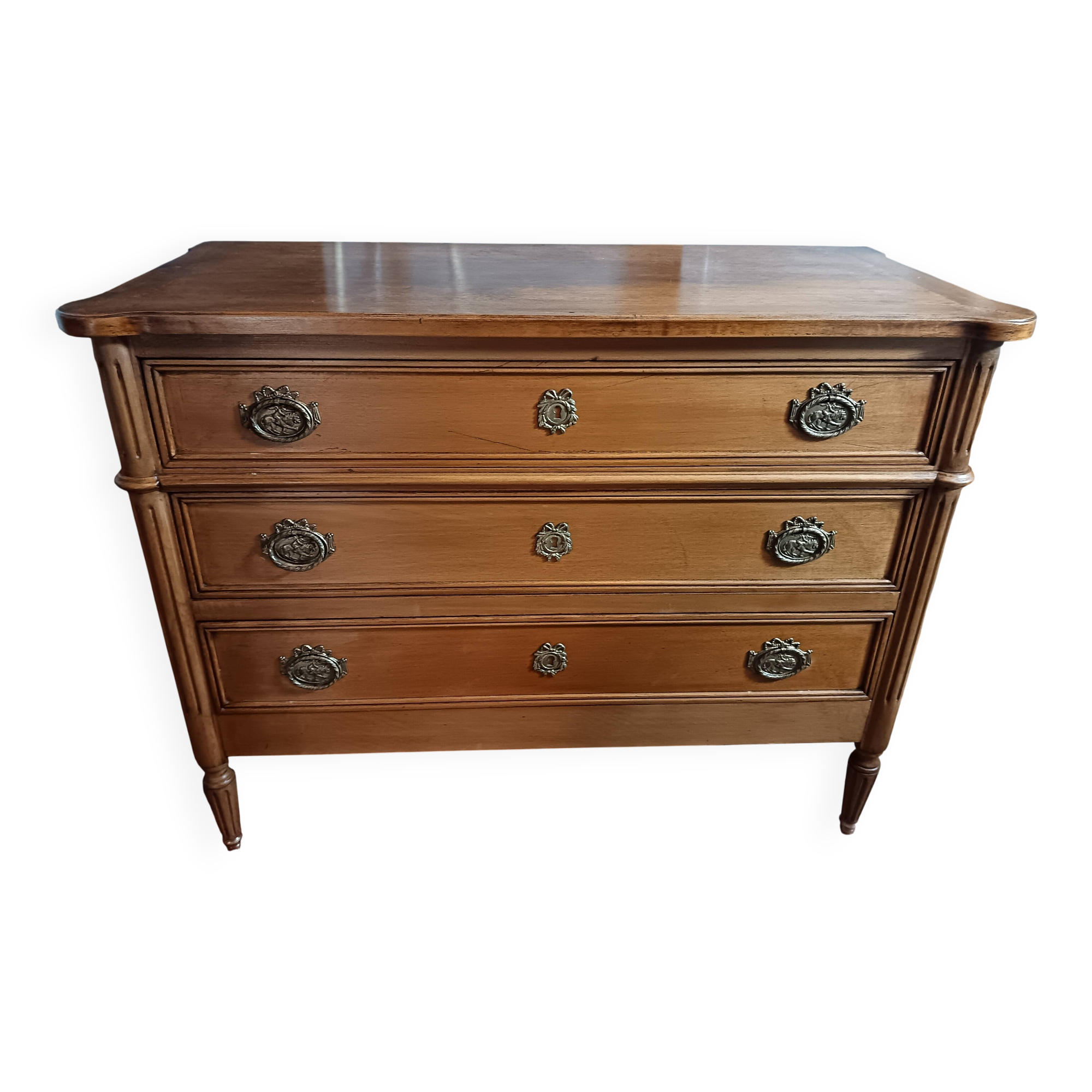 Commode de style Louis XVI ouvrant à trois tiroirs.